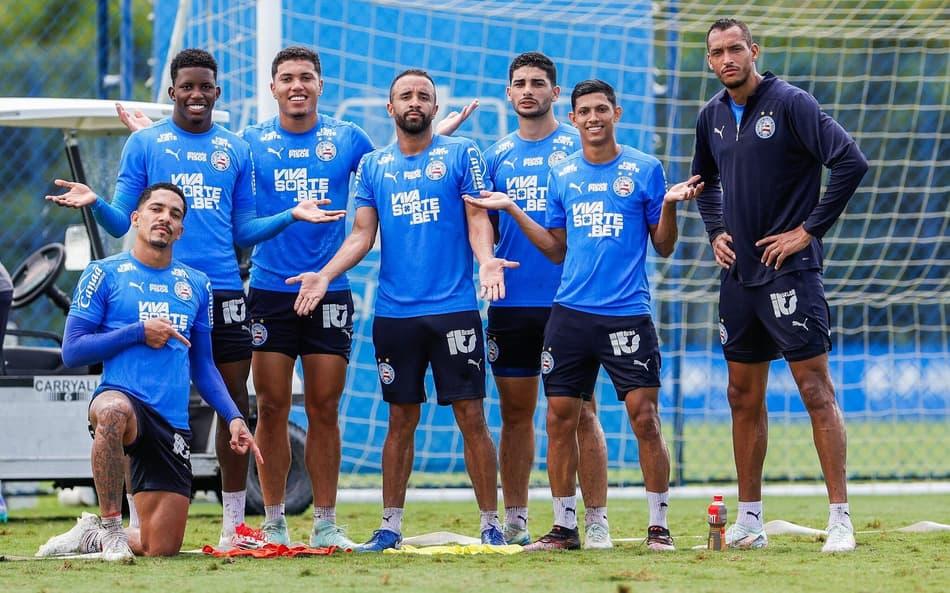 Jogadores do Bahia reunidos em treino na Cidade Tricolor