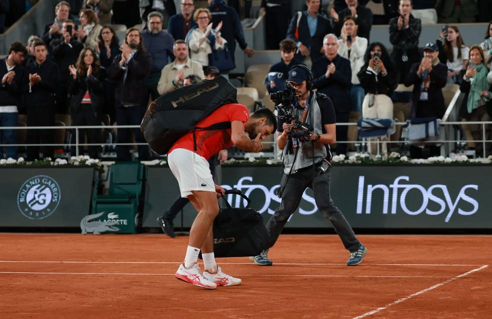 Djokovic beija quadra de Roland Garros