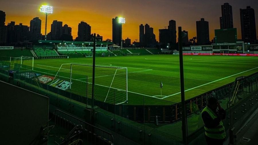 Estádio da Serrinha recebe o jogo deste domingo.