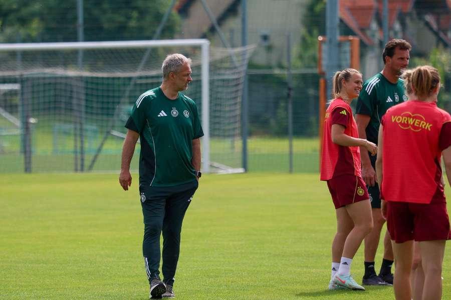 Christian Wück analisa meticulosamente Klara Bühl e companhia.