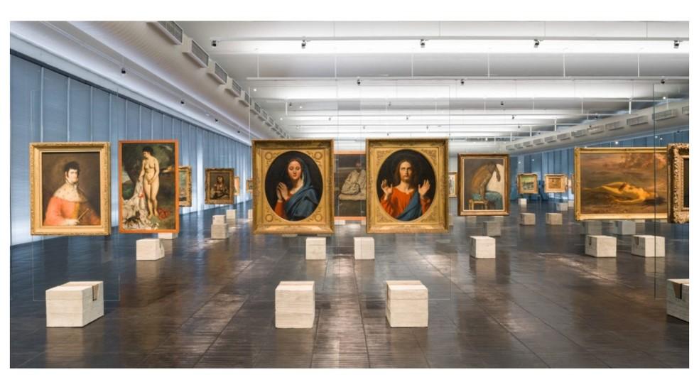 Réplicas dos cavaletes originais de Lina Bo Bardi