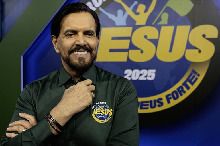 Um homem sorridente no estúdio com um logotipo colorido.