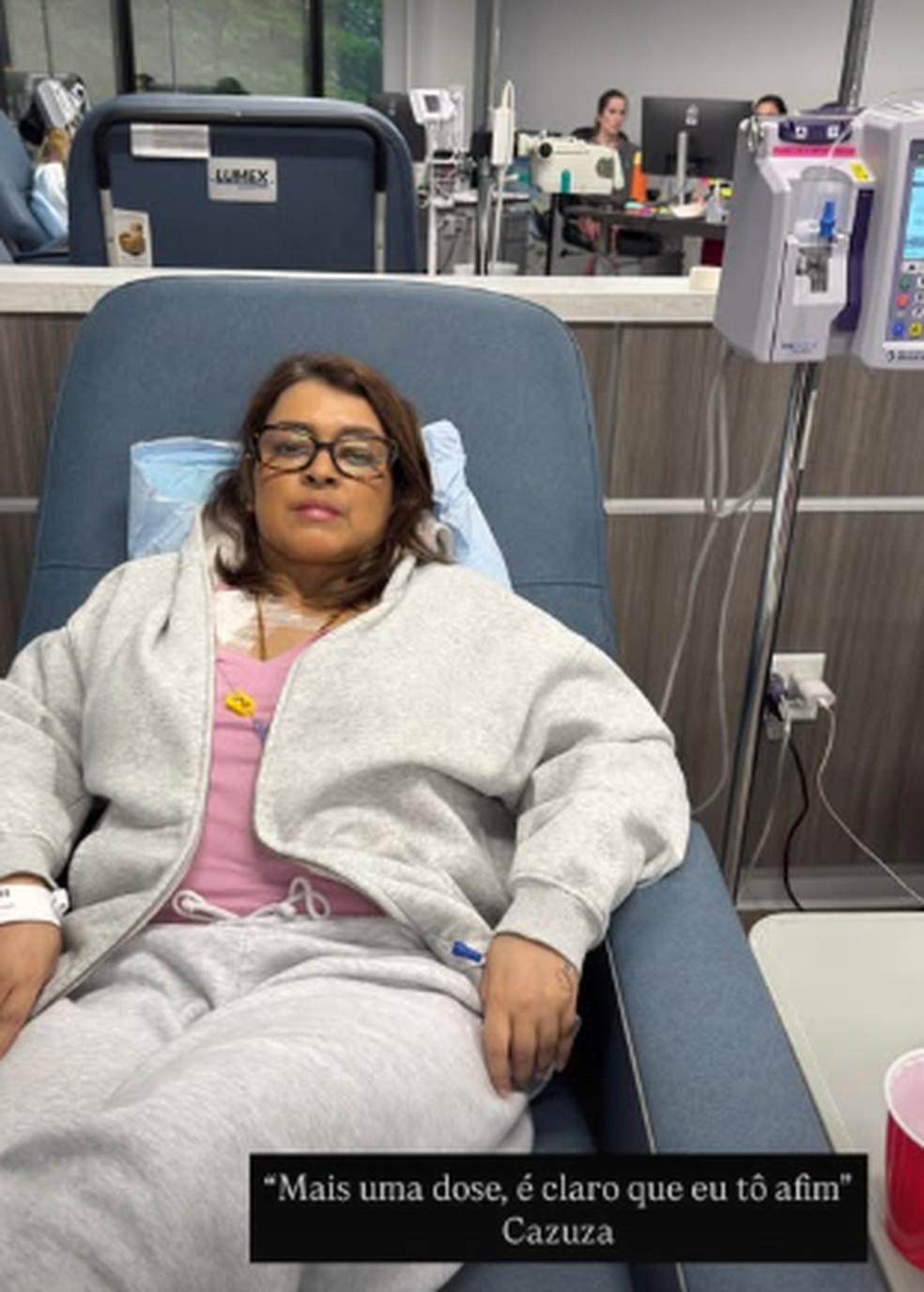 Preta Gil recebendo medicação na veia