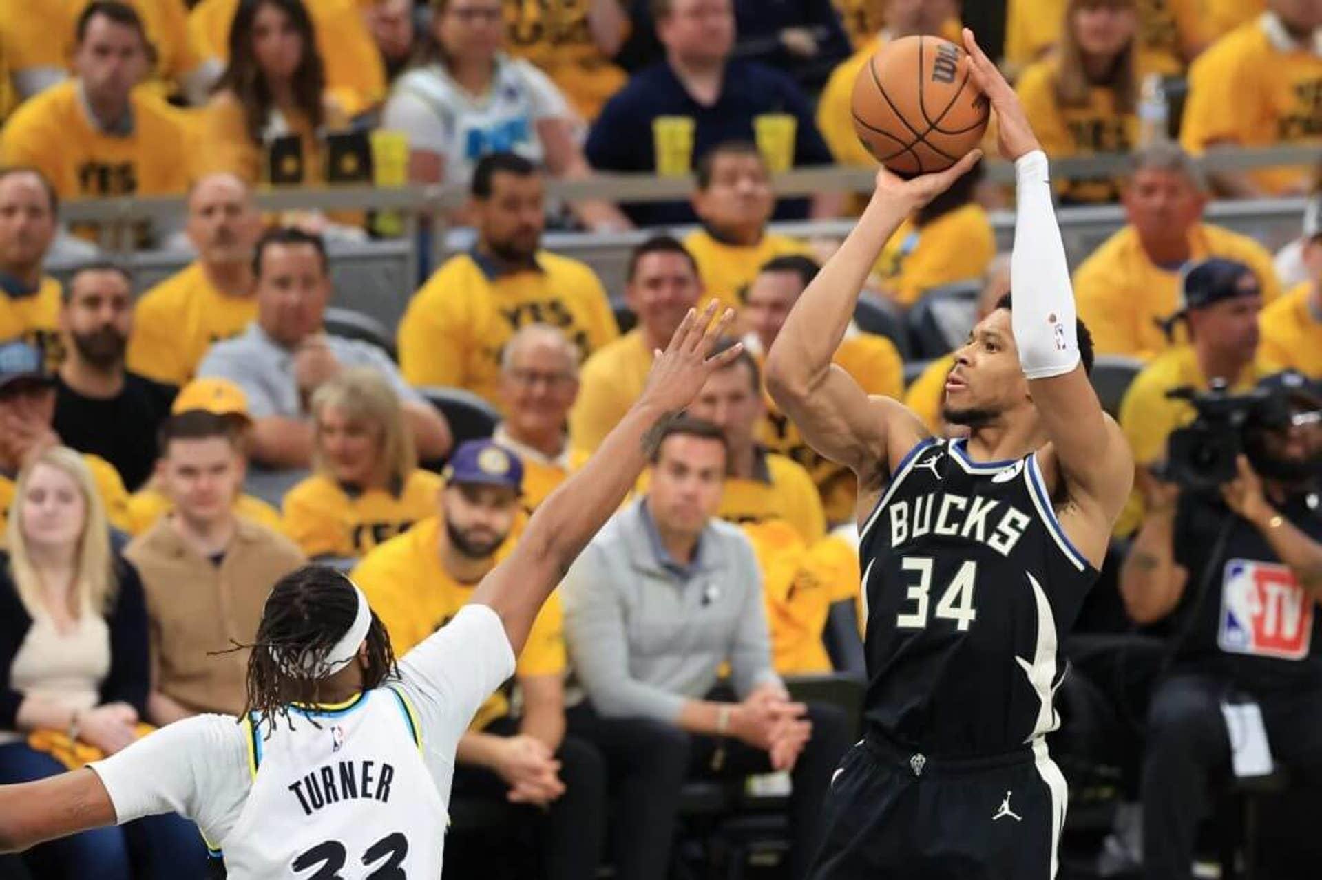 Giannis Antetokounmpo joga contra o Indiana Pacers