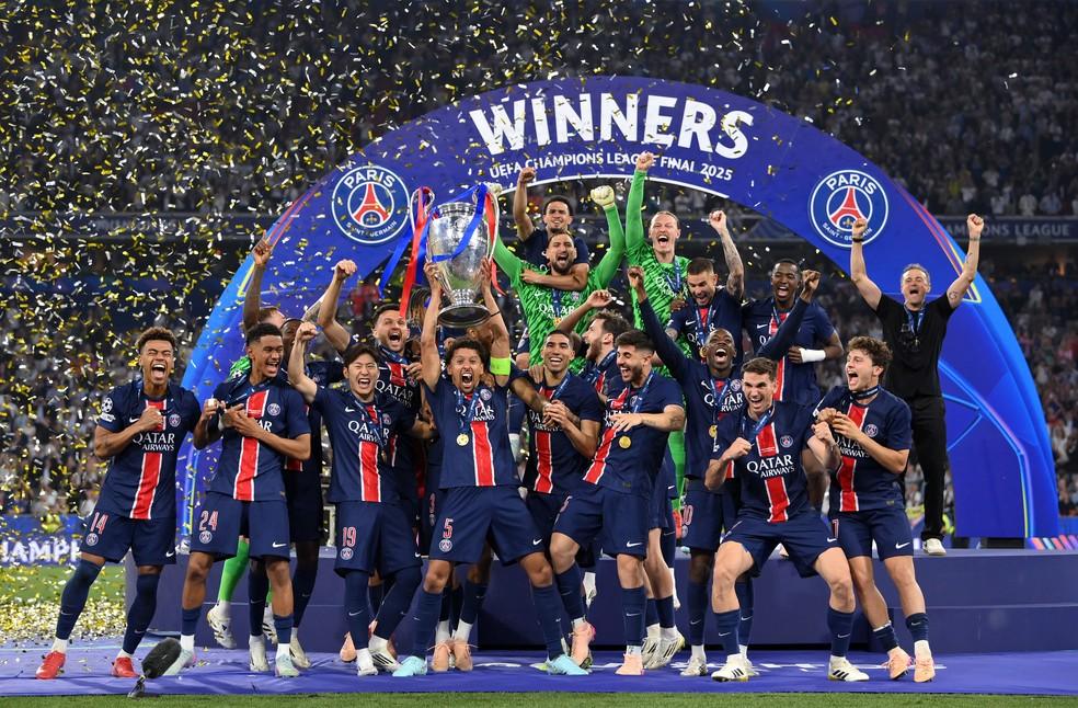 Marquinhos levanta o troféu: o PSG conquistou a Champions League