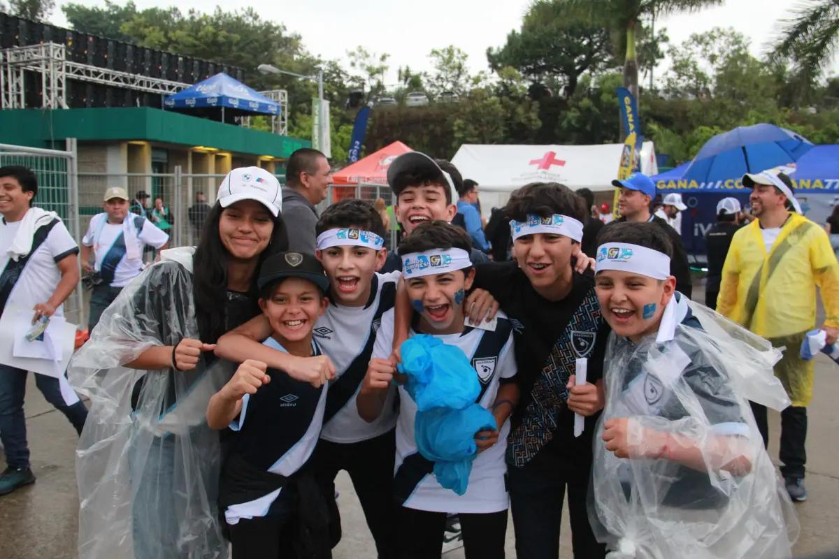 A afición guatemalteca demonstra sua paixão, mesmo sob a chuva
