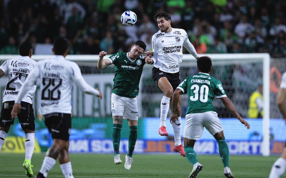 Pedro Raul disputa lance com jogador do Palmeiras