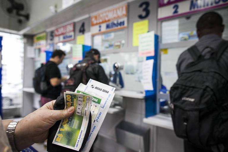 Pessoas em fila para comprar bilhetes de loteria
