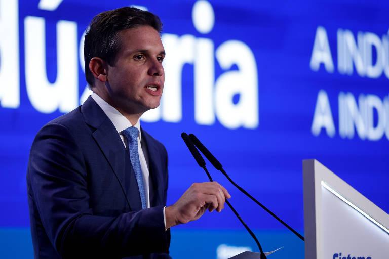 Hugo Motta fala ao microfone em evento