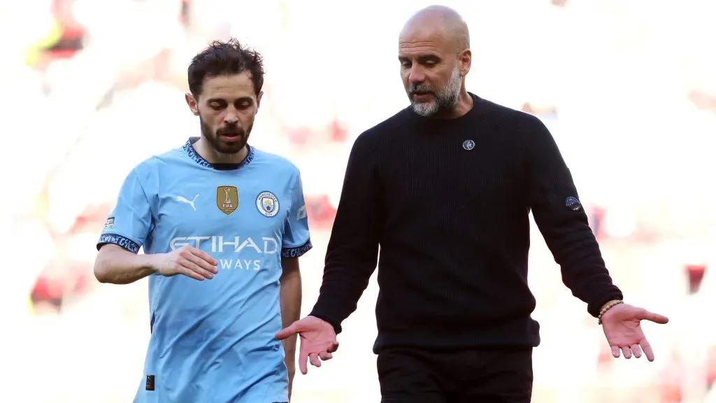 Bernardo Silva e Pep Guardiola em jogo do Manchester City.