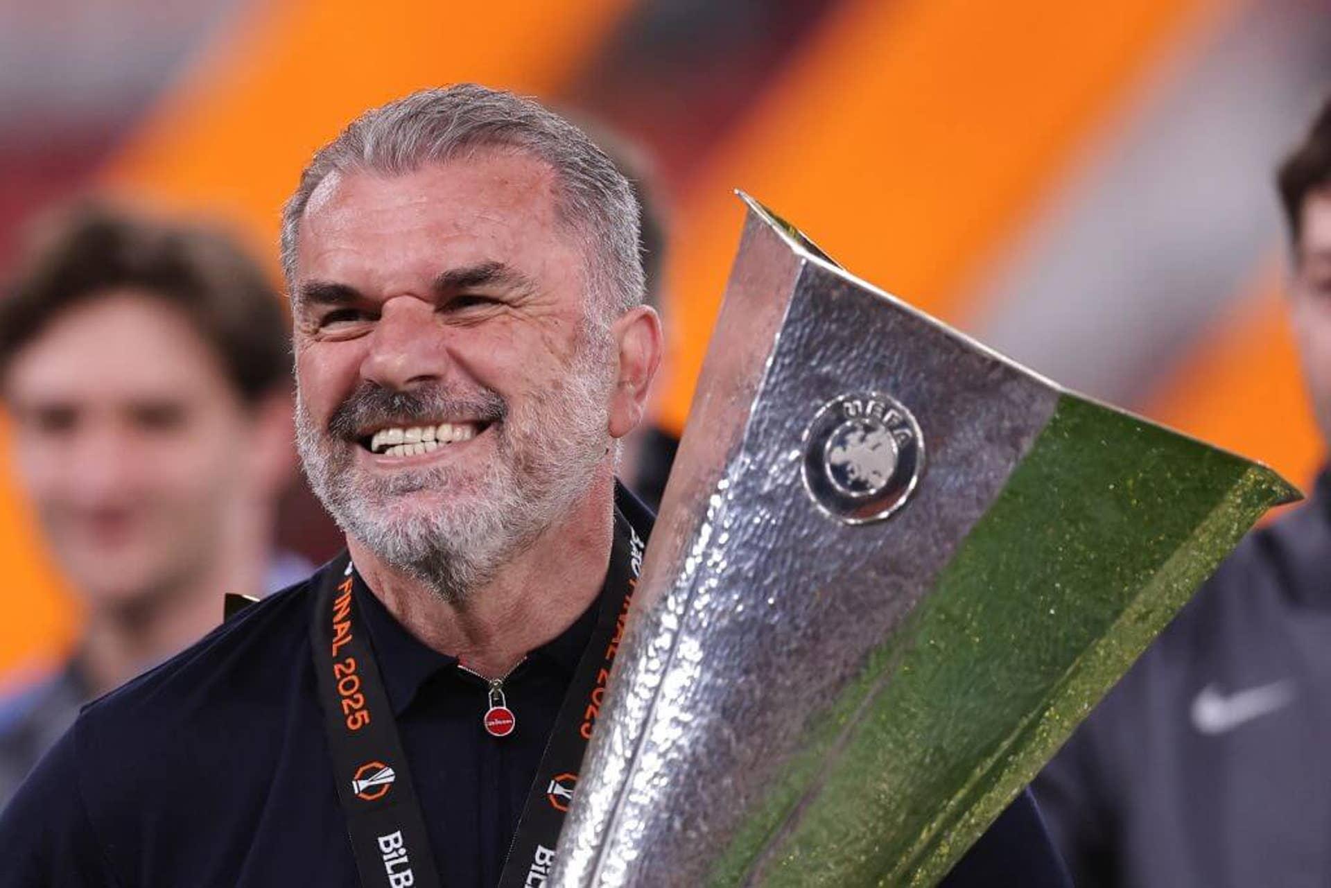 Ange Postecoglou com o troféu da UEFA Europa League