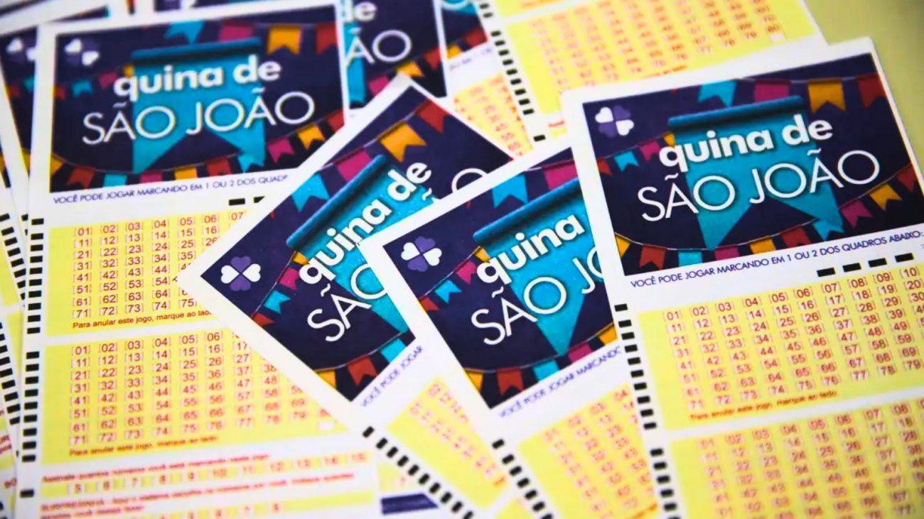 Vários cartões de loterias com os números para apostar na Quina de São João 2025