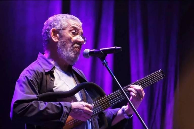 Hélio Delmiro tocando violão