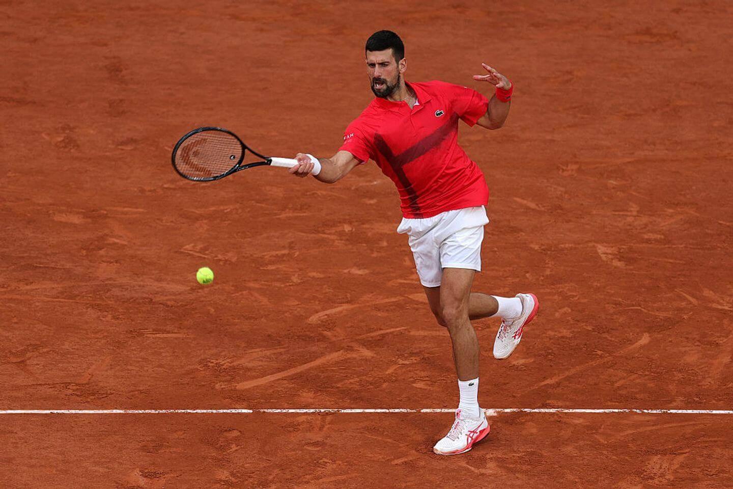 Novak Djokovic e Alexander Zverev durante as quartas de final do Aberto da França 2025