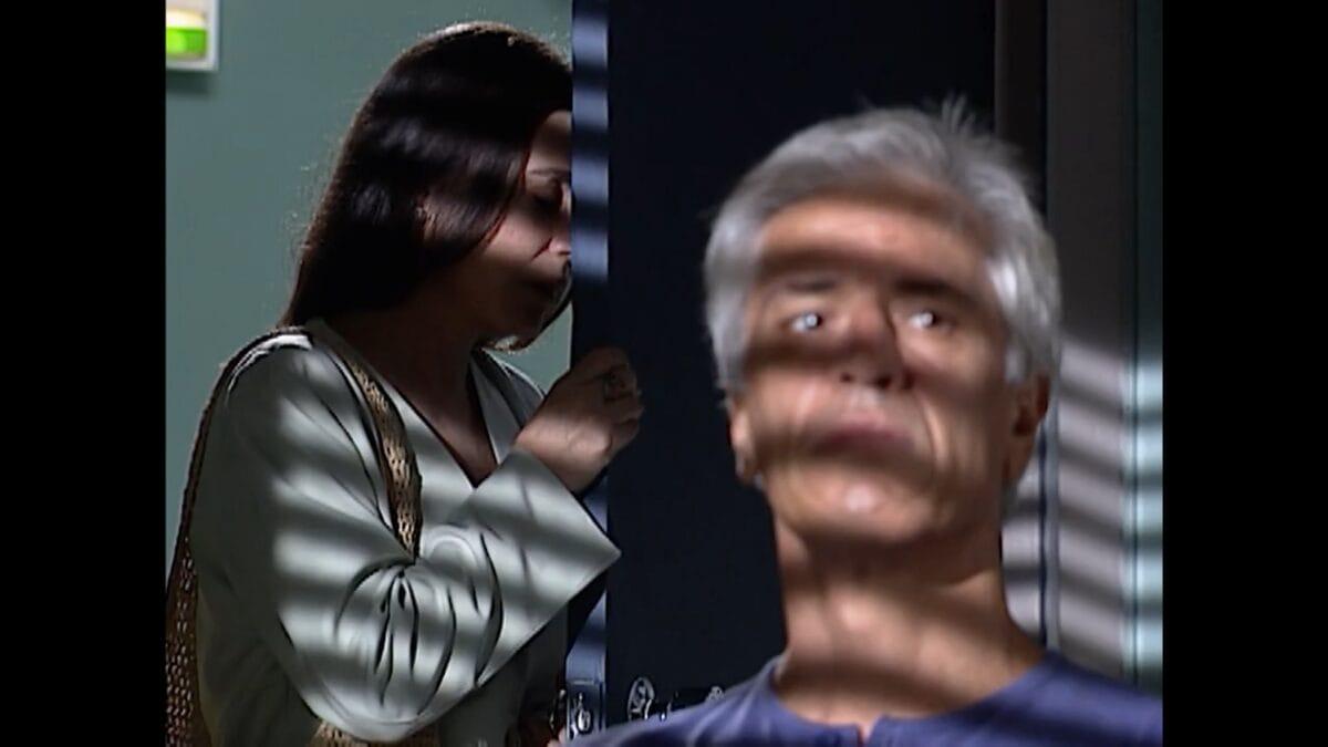 Helena fica chocada ao ver o ex-marido na cadeira de rodas