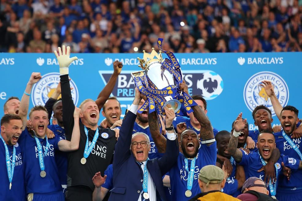 Quiz Claudio Ranieri e Wes Morgan erguem o troféu da Premier League, vencida pelo Leicester