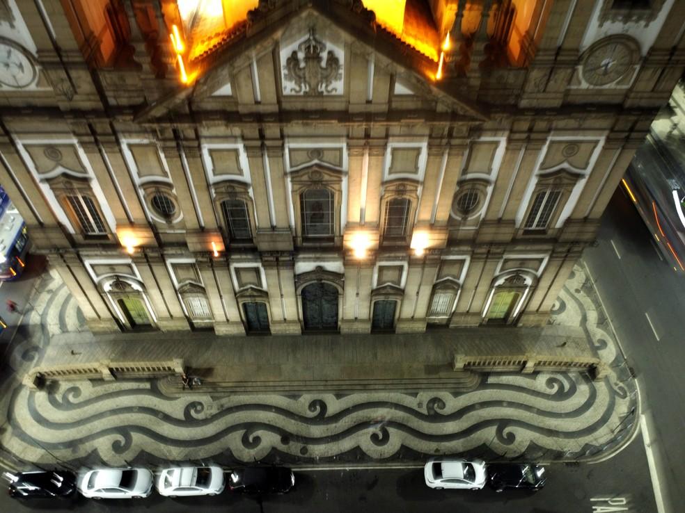 Fachada sóbria e simétrica da Igreja da Candelária