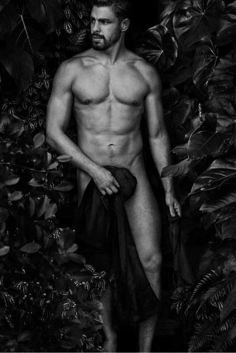 Cauã Reymond posa para Mario Testino