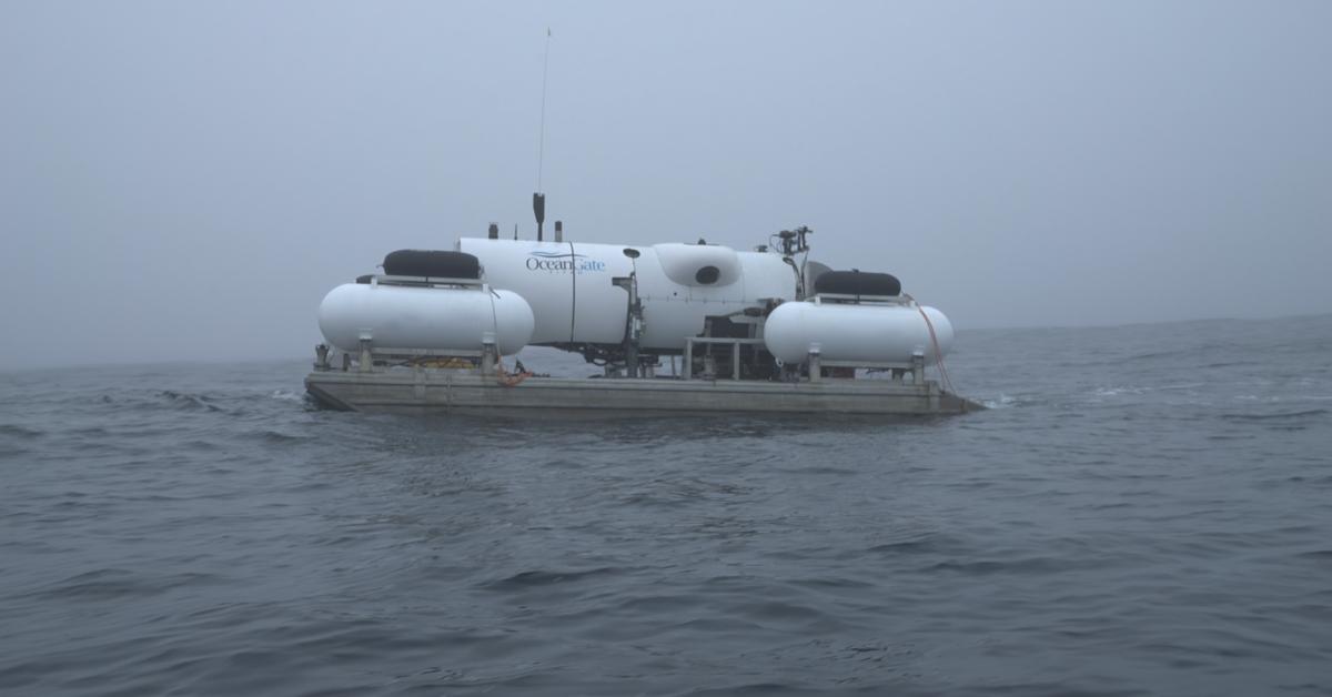 OceanGate Titan flutua em uma balsa no oceano.