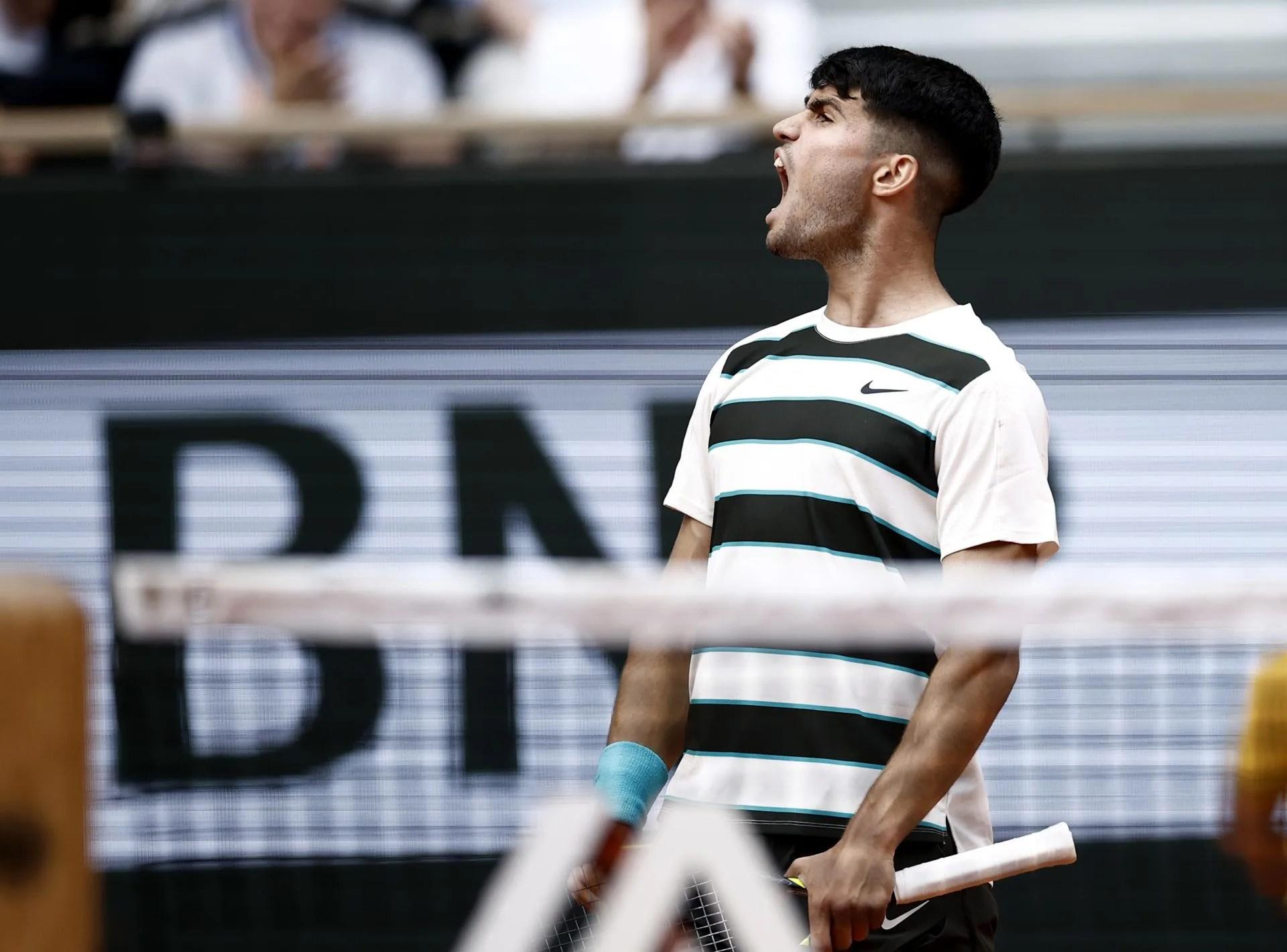 Carlos Alcaraz durante sua partida em Roland Garros