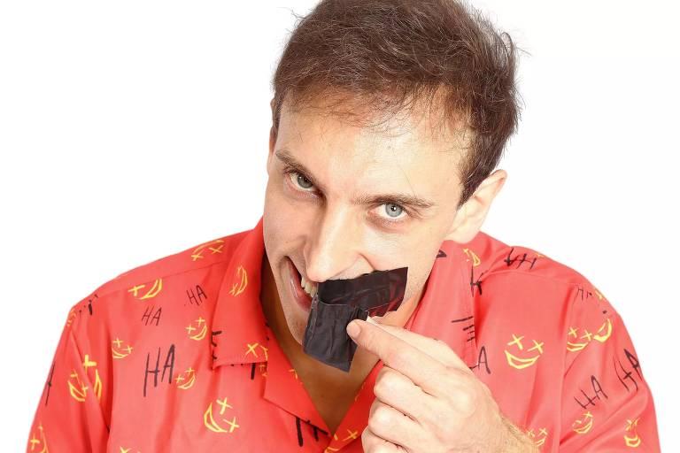 Homem segurando um pedaço de fita preta