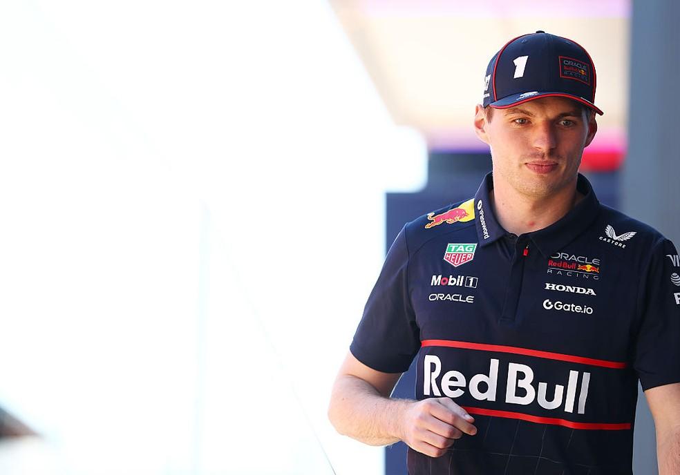 Max Verstappen no paddock para o GP da Espanha de F1 2025