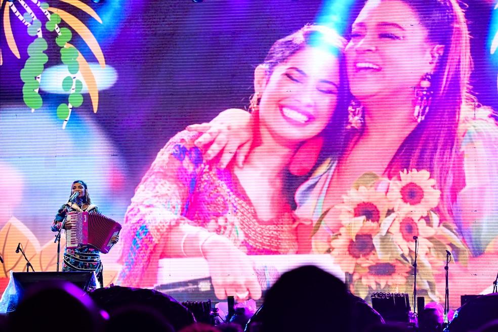 Lucy Alves homenageando Preta Gil no São João da Thay