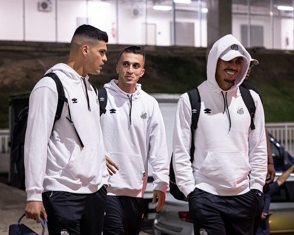Gabriel Brazão, João Schmidt e Diego Pituca em viagem do elenco do Santos para Fortaleza