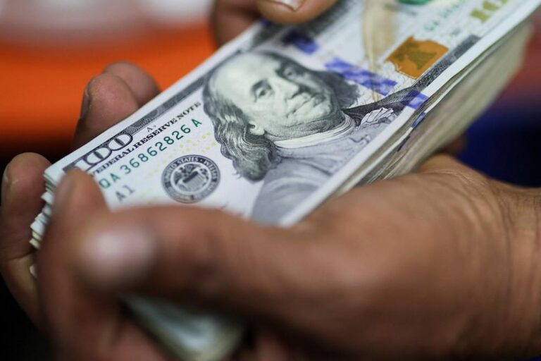 Dólar sobe e fecha a R$ 5,52 em meio a tensões geopolíticas e decisões de juros