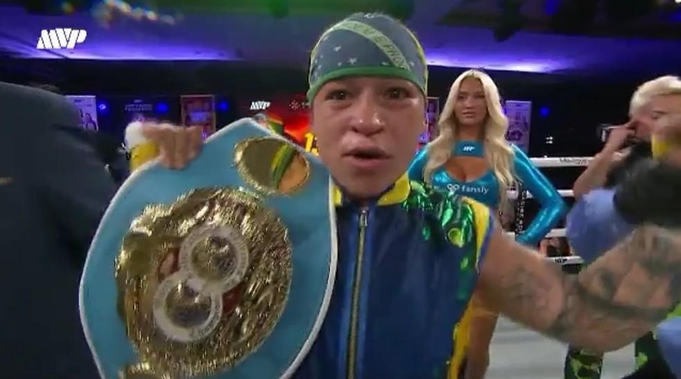 Bia Ferreira vence e defende cinturão peso-leve