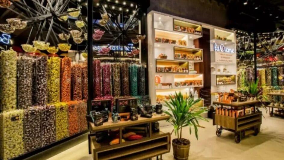 Funcionários da Cacau Show participando de atividade