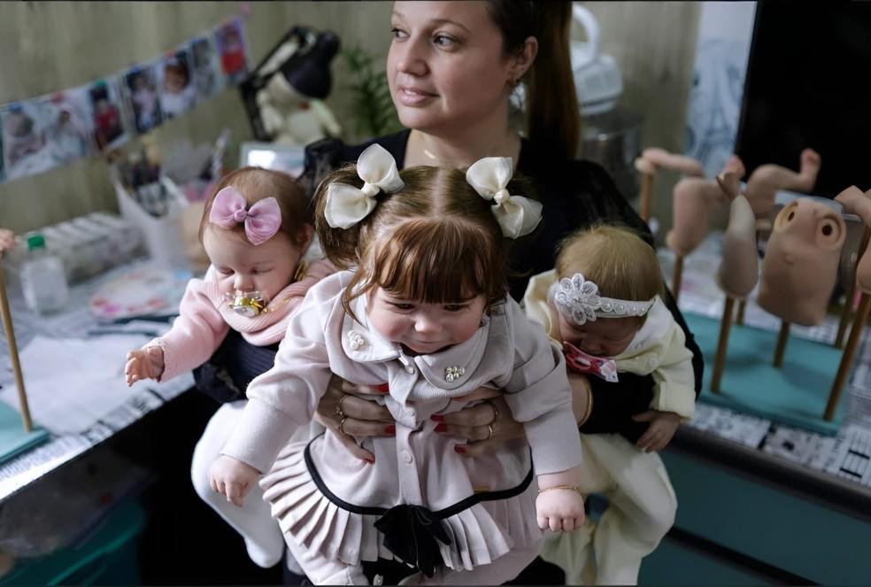 Produtos da cegonha reborn Priscila Silveira, que produz bonecas hiper-realistas no Rio Grande do Sul.