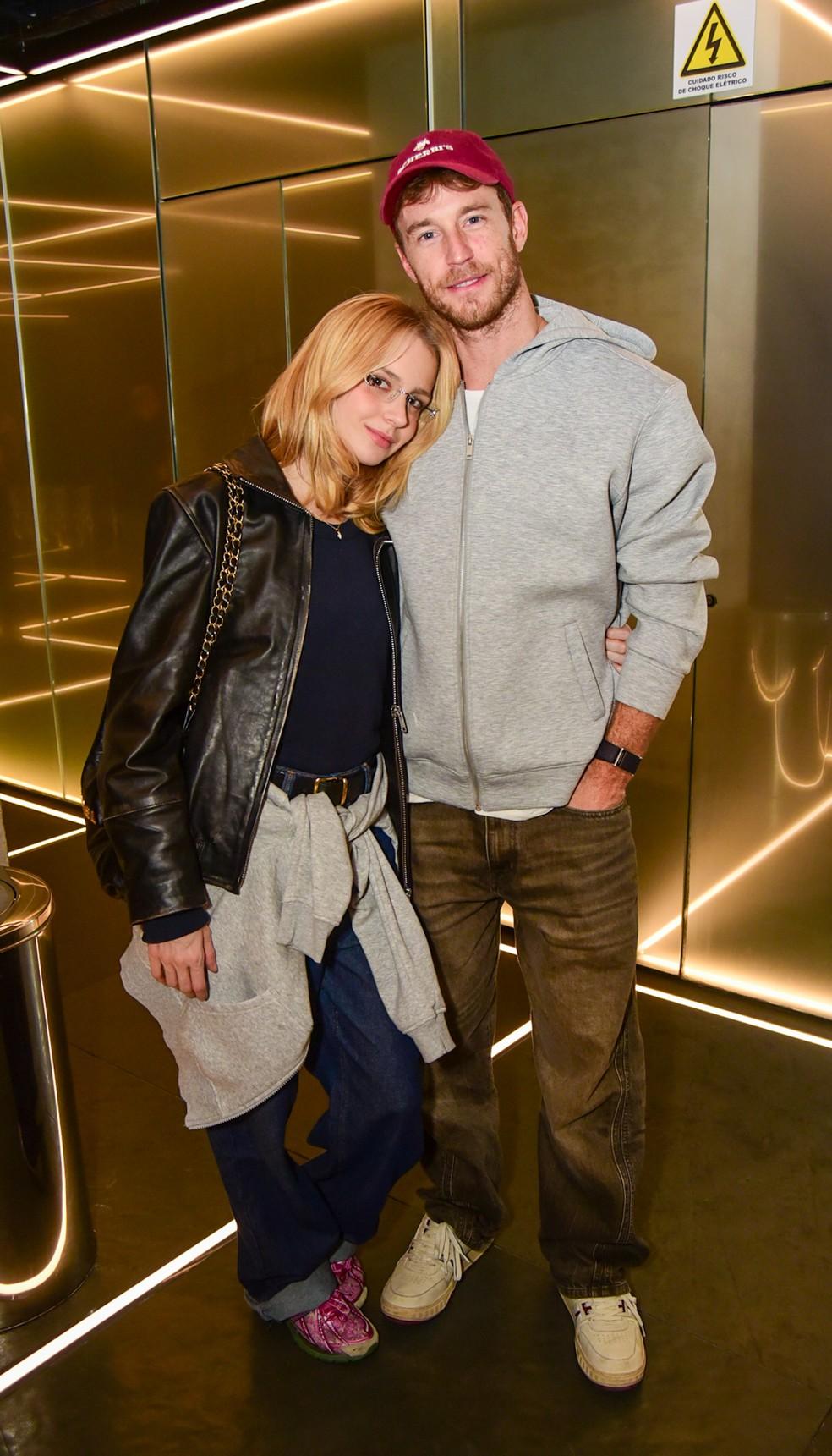 Isa Scherer e o marido, Rodrigo Calazans, na estreia da peça 'Closer'