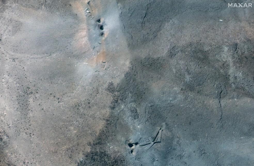 Imagem de satélite de 22 de junho mostra buracos e crateras na encosta do complexo subterrâneo de Fordow, após ataque dos EUA, perto de Qom.