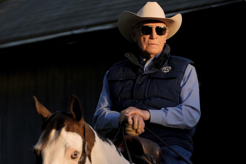 Treinador D. Wayne Lukas observa o vencedor do Preakness Stakes, Seize The Grey.