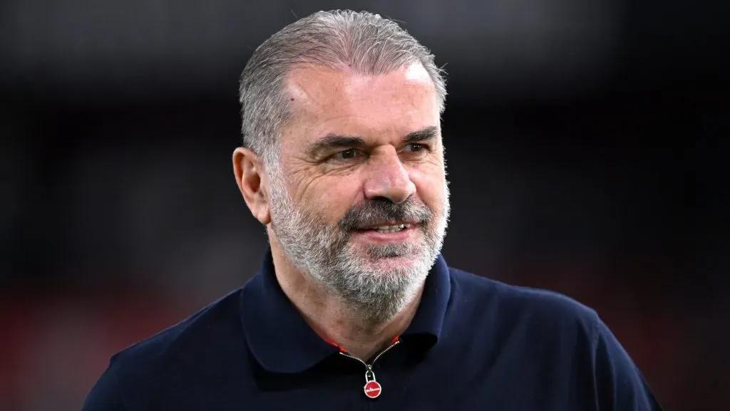 Ange Postecoglou, treinador do Tottenham, de camisa preta.