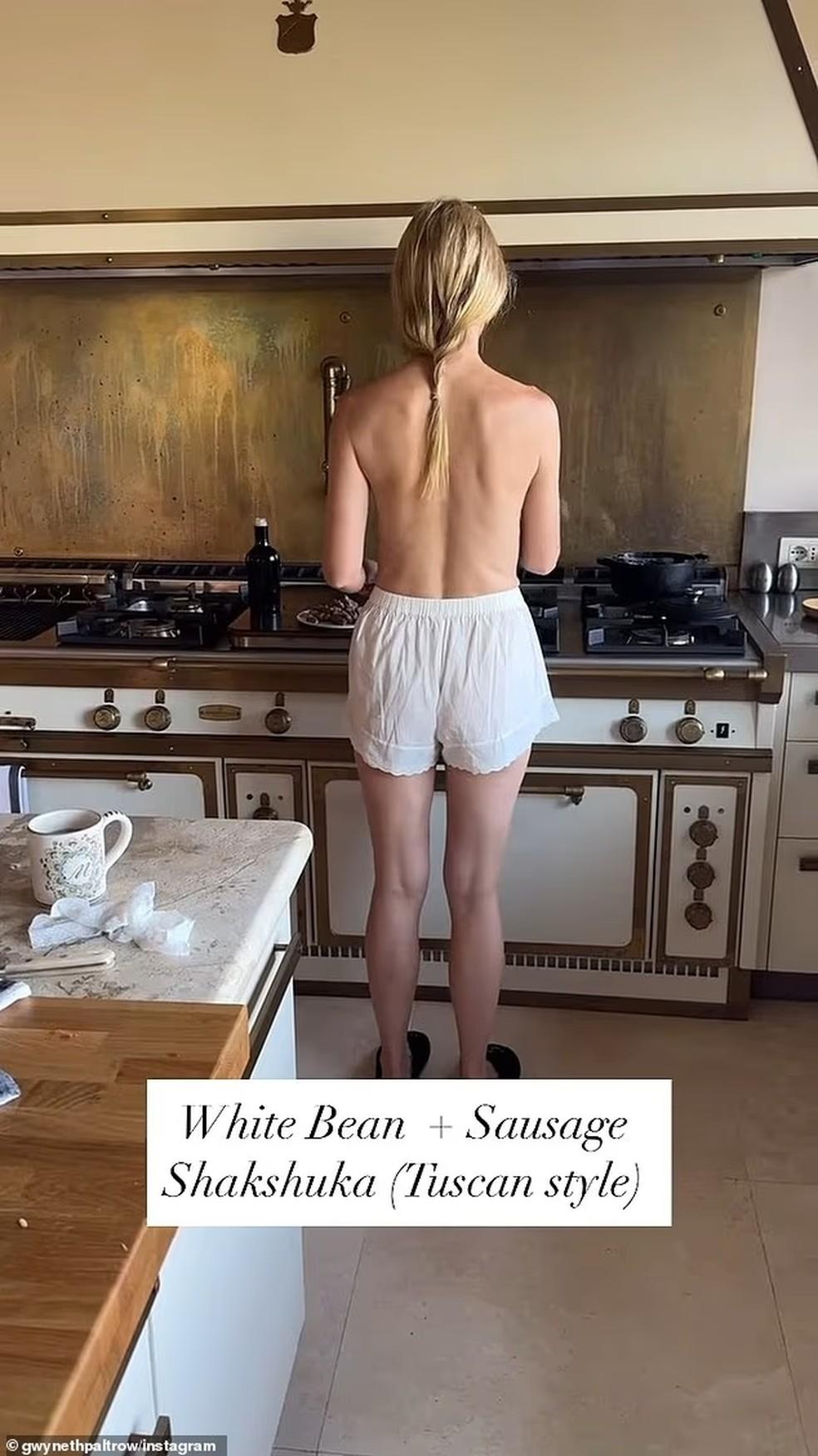 Gwyneth Paltrow de topless na cozinha