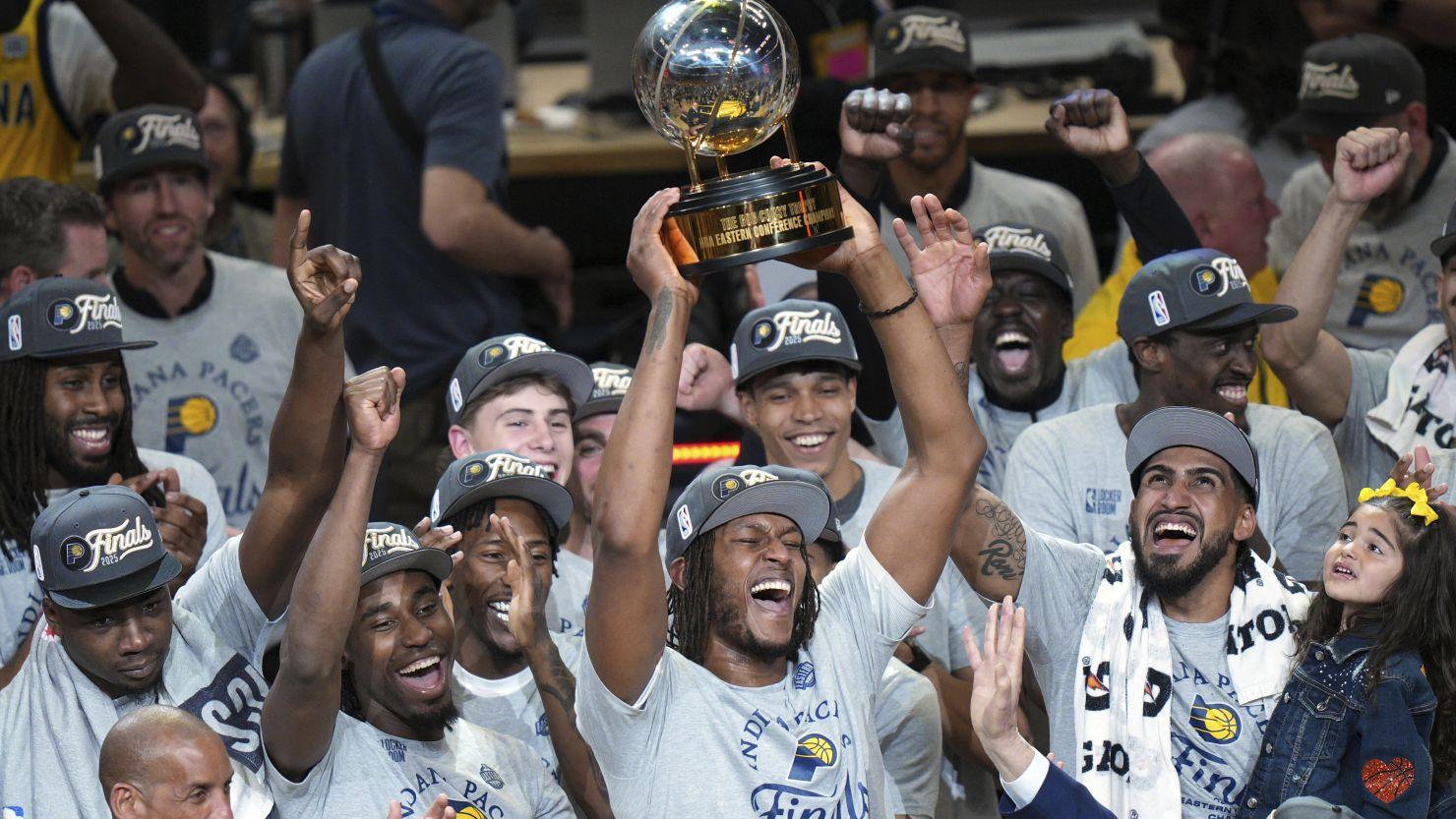 Myles Turner com o troféu da Conferência Leste