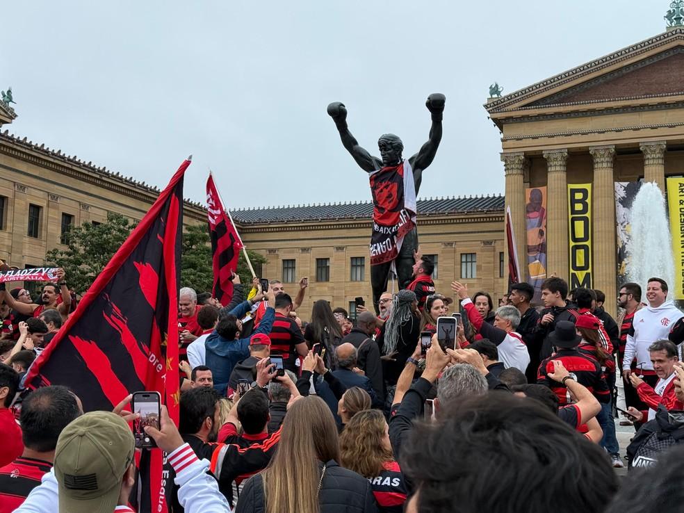Torcida do Flamengo na estátua de Rocky Balboa, na Filadélfia
