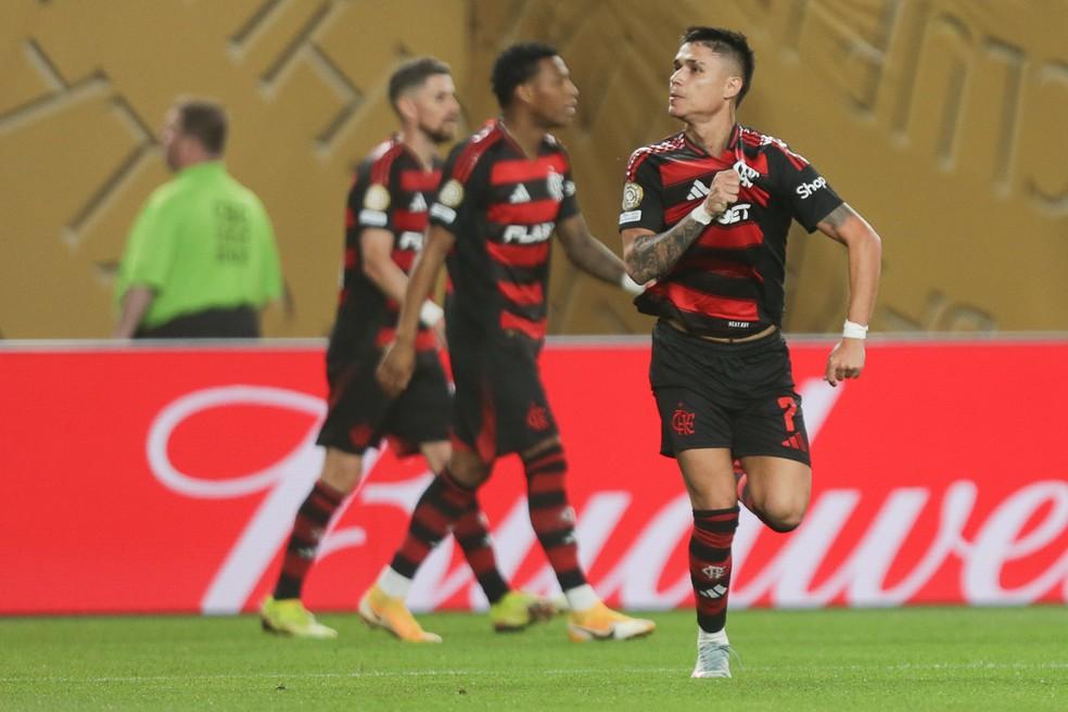 Luiz Araújo comemora um gol pelo Flamengo na Copa do Mundo de Clubes