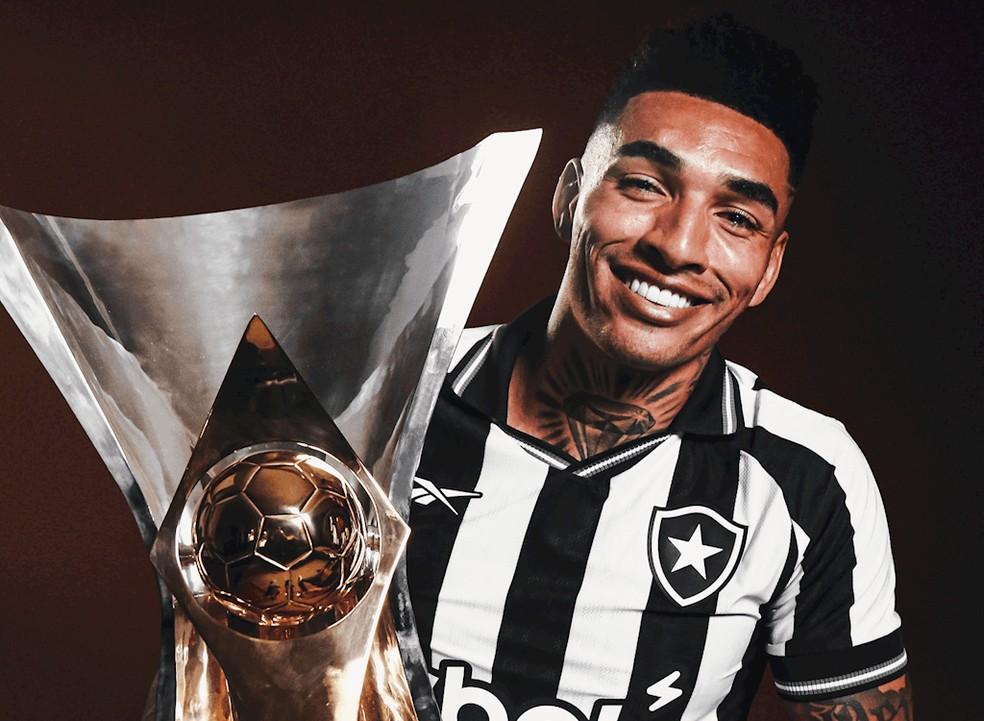 Igor Jesus posa com a nova camisa do Botafogo