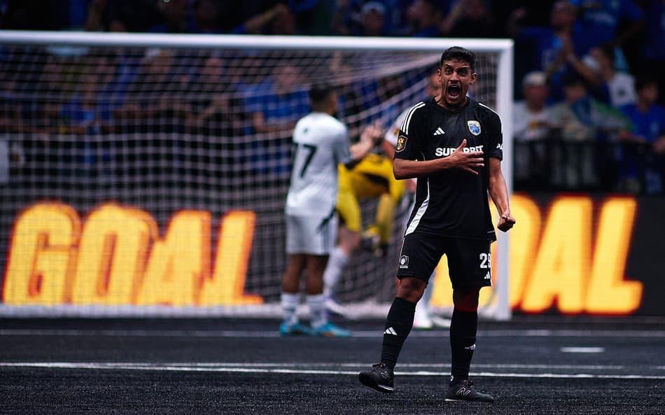 Lucas Hector é o artilheiro do Dendele FC na Kings League Brasil