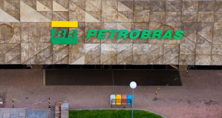 Petrobras registra alta após anúncio de dividendos extraordinários por Haddad