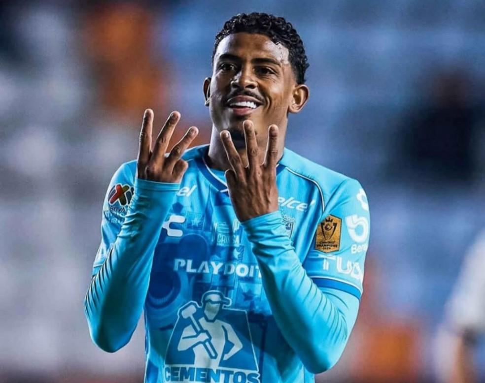 John Kennedy comemora gol pelo Pachuca