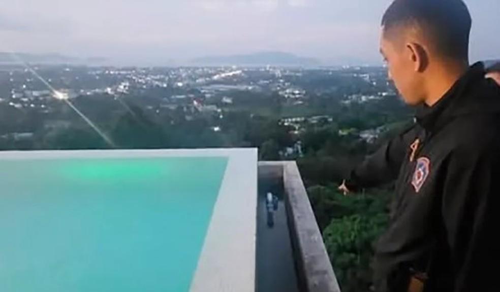 Piscina de borda infinita de onde Veronika Kobzova caiu.