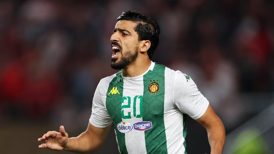 Ben Hmida, do Espérance, em ação durante jogo contra o Flamengo pelo Mundial.