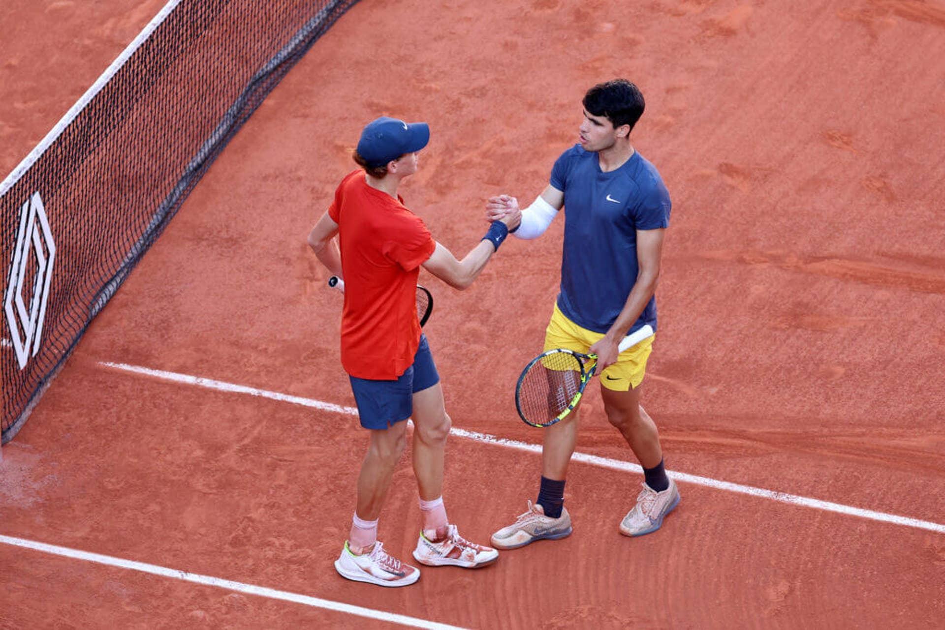 Carlos Alcaraz e Jannik Sinner se abraçando após a semifinal do French Open