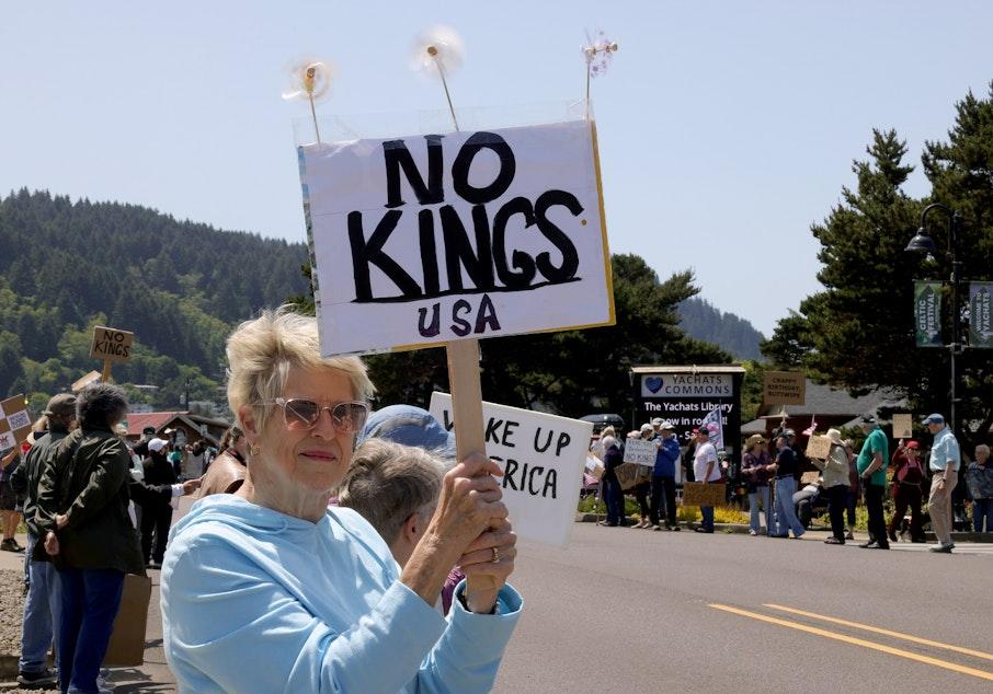 Protesto along Highway 101 durante o rally 'No Kings' em Yachats, Oregon, em 14 de junho de 2025.
