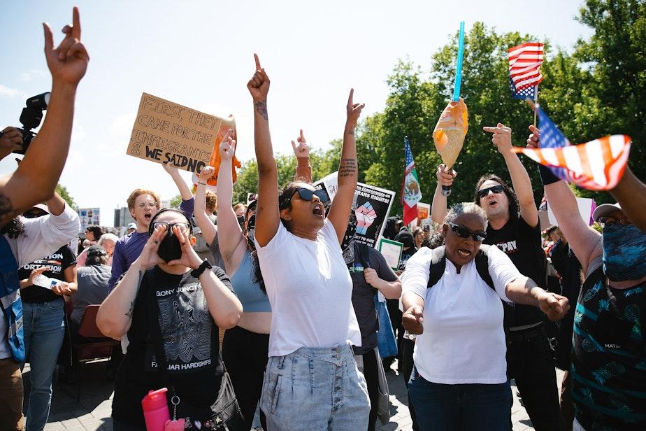Demonstradores cantando após marcha do Cal Anderson Park até o Seattle Center durante o protesto 'No Kings'.