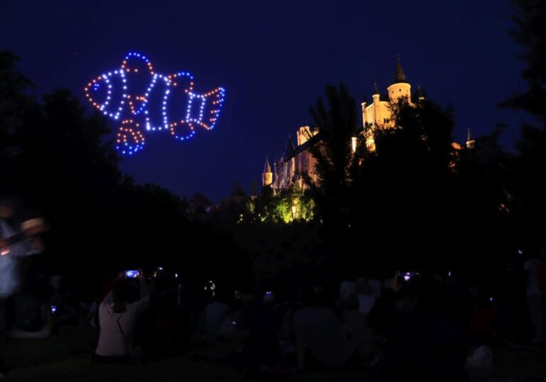 Um Show de Drones Ilumina o Céu de Segovia Durante o Picnic Day
